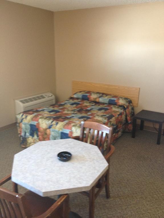 Chubby'S Bar & Motel Belle Plaine Bagian luar foto